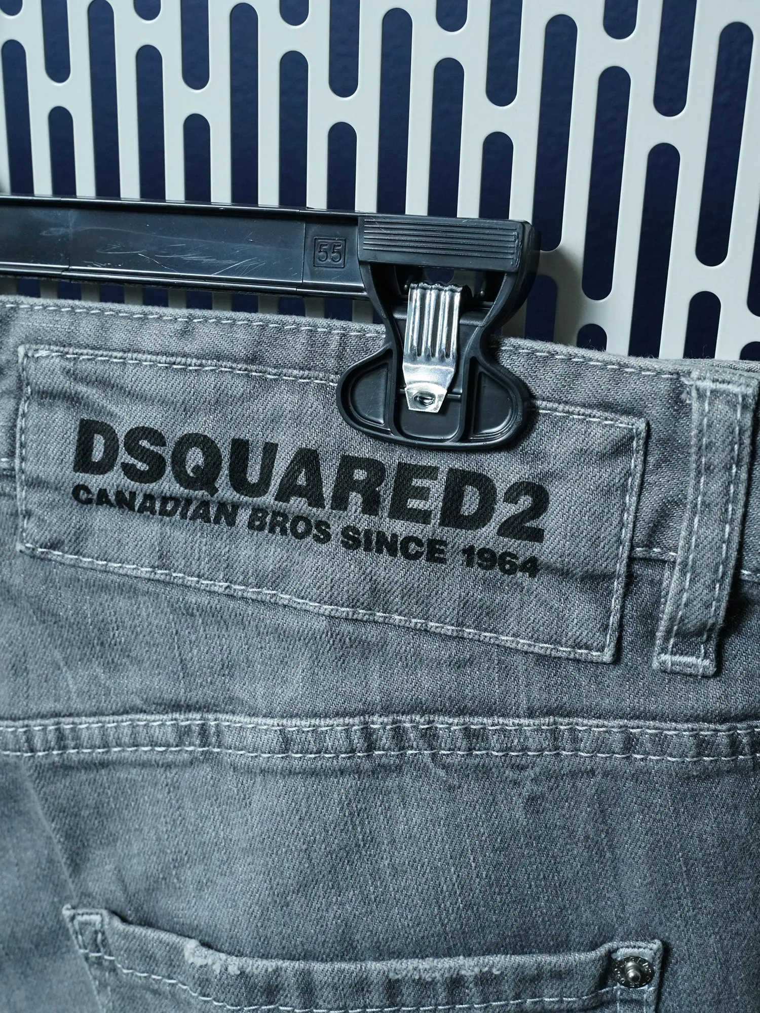 DISTRESSED SKINNY JEANS