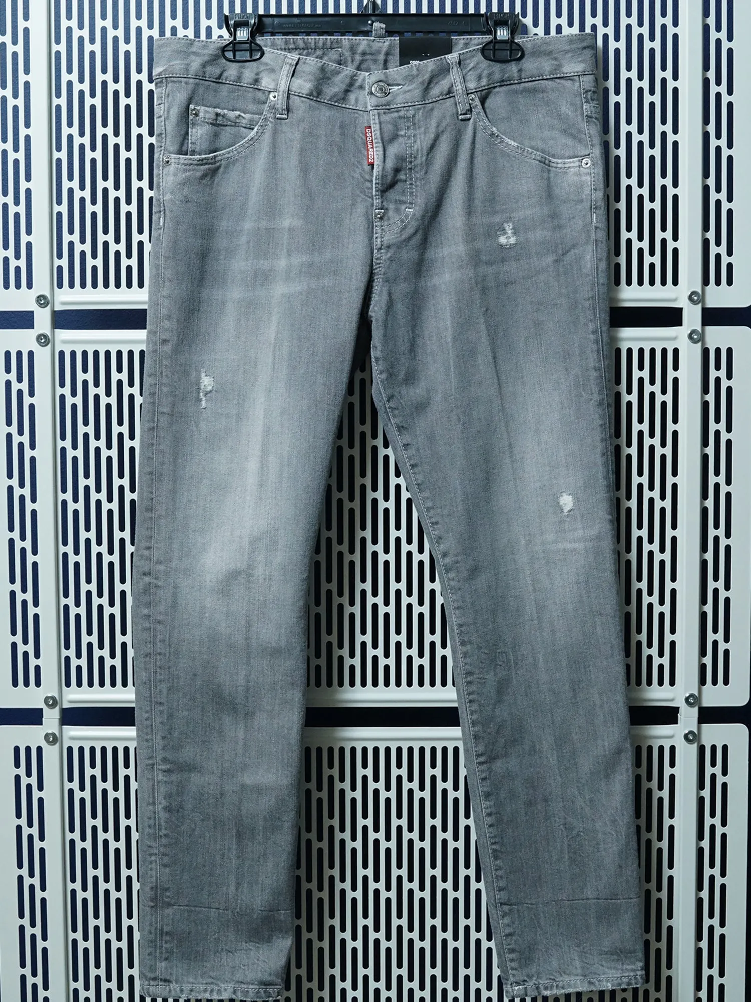 DISTRESSED SKINNY JEANS