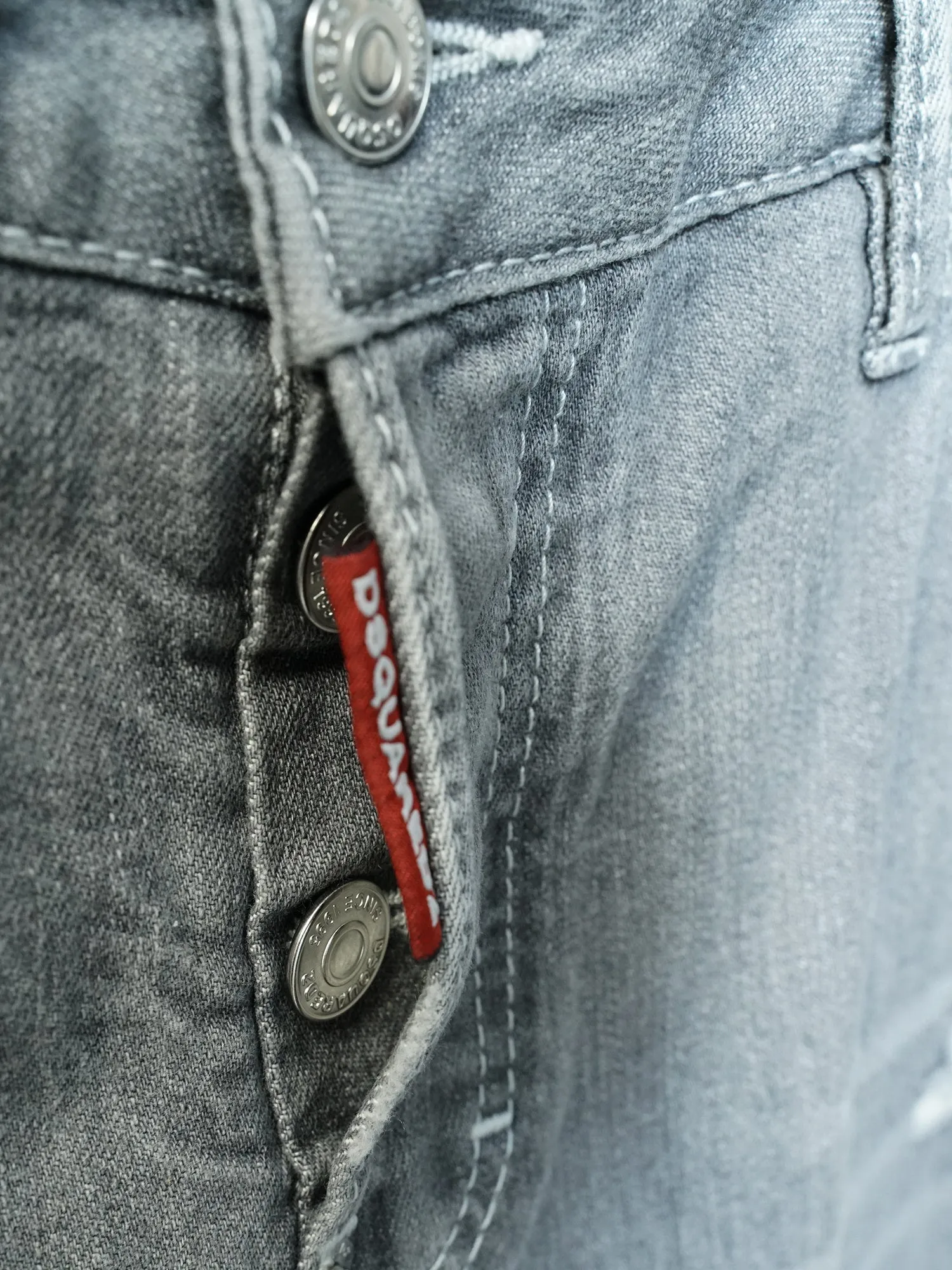 DISTRESSED SKINNY JEANS
